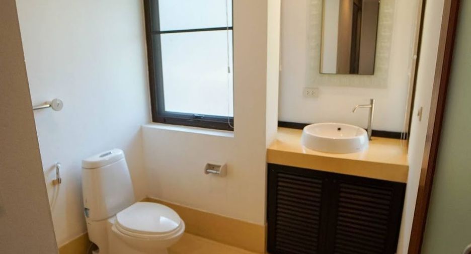 For rent 3 bedrooms townhouse in Watthana, Bangkok