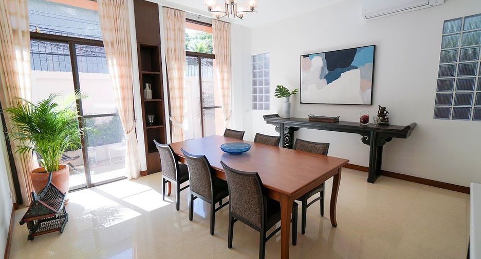 For rent 3 bedrooms townhouse in Watthana, Bangkok