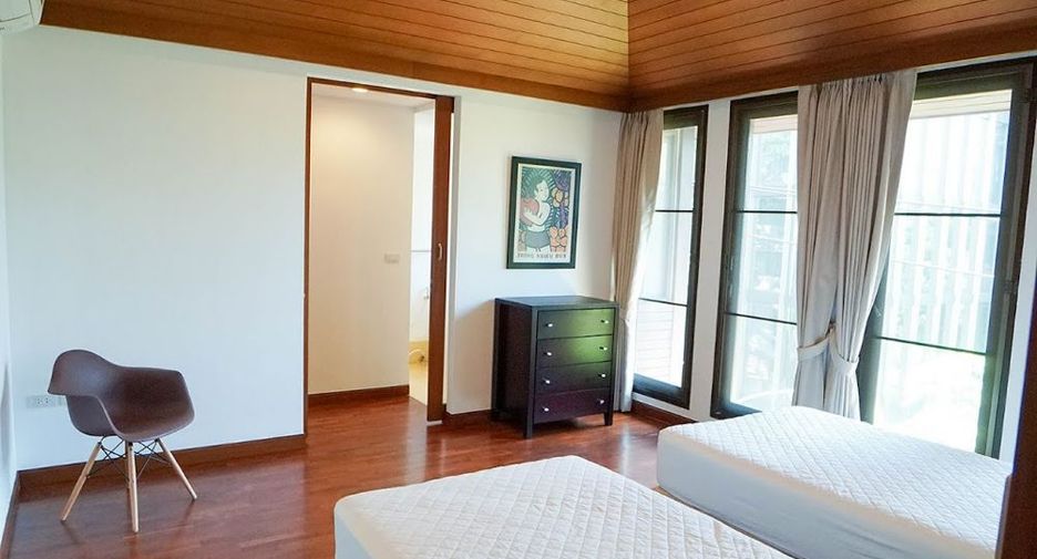 For rent 3 bedrooms townhouse in Watthana, Bangkok