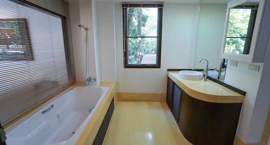 For rent 3 bedrooms townhouse in Watthana, Bangkok
