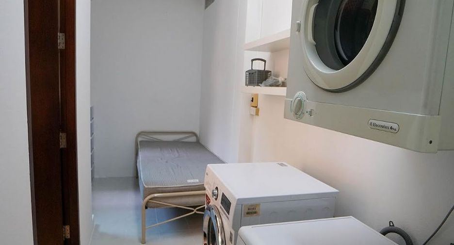 For rent 3 bedrooms townhouse in Watthana, Bangkok