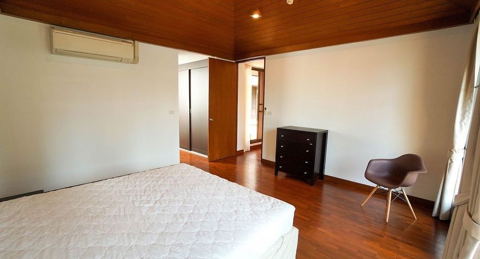 For rent 3 bedrooms townhouse in Watthana, Bangkok