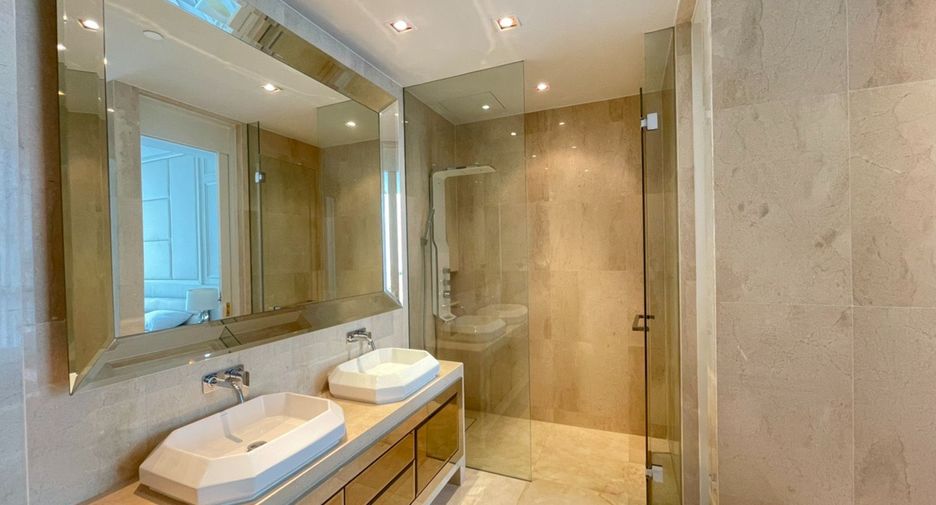 For rent 2 bedrooms condo in Khlong Toei, Bangkok