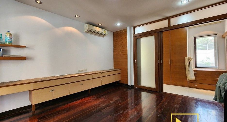 For rent 3 Beds retail Space in Khlong Toei, Bangkok