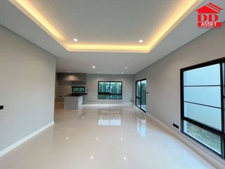For rent and for sale 5 bed house in Mueang Pathum Thani, Pathum Thani