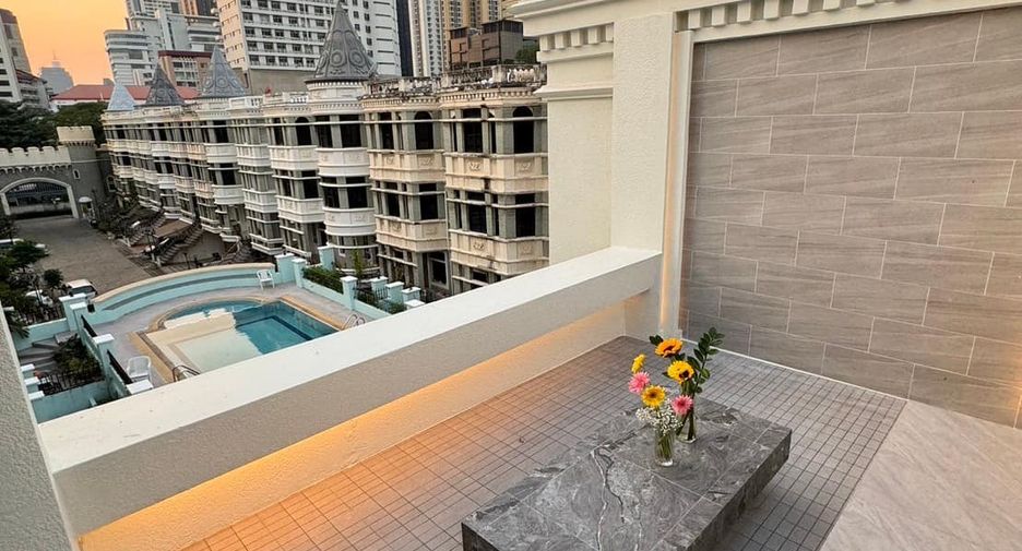 For sale 3 bedrooms townhouse in Watthana, Bangkok