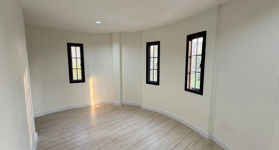 For sale 3 bedrooms townhouse in Watthana, Bangkok
