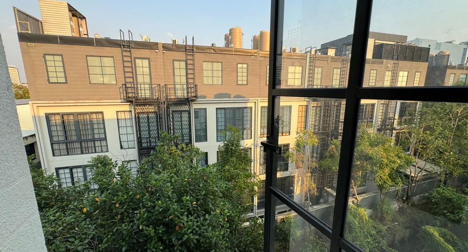 For sale 3 bedrooms townhouse in Watthana, Bangkok