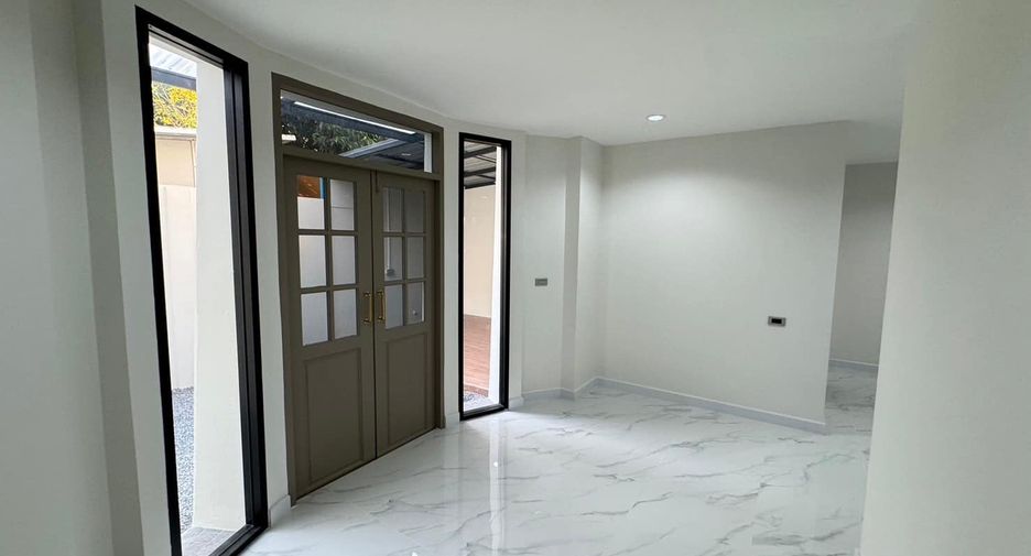 For sale 3 bedrooms townhouse in Watthana, Bangkok