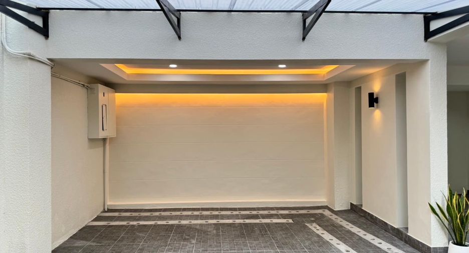 For sale 3 bedrooms townhouse in Watthana, Bangkok