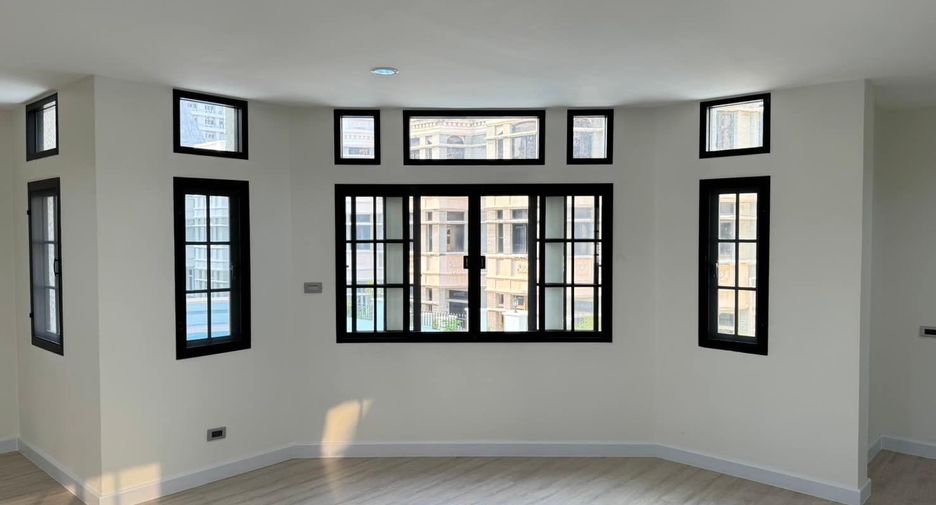 For sale 3 bedrooms townhouse in Watthana, Bangkok
