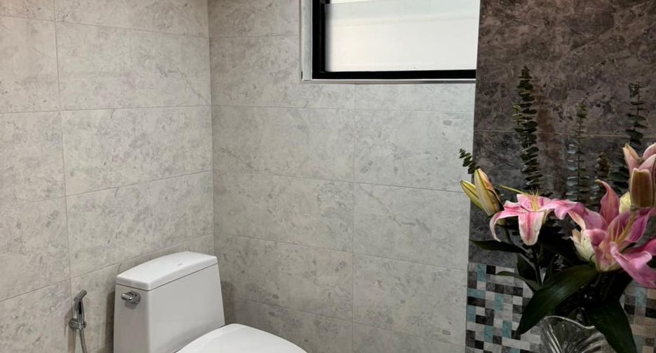 For sale 3 bedrooms townhouse in Watthana, Bangkok