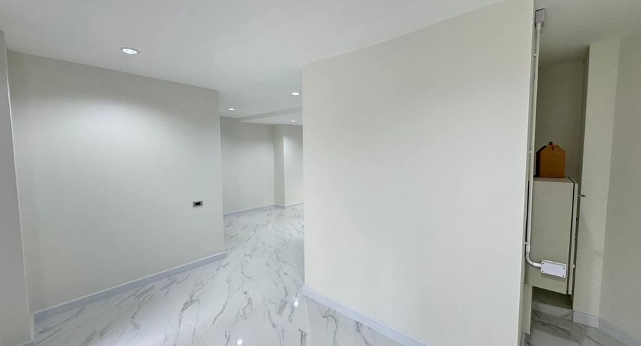 For sale 3 bedrooms townhouse in Watthana, Bangkok