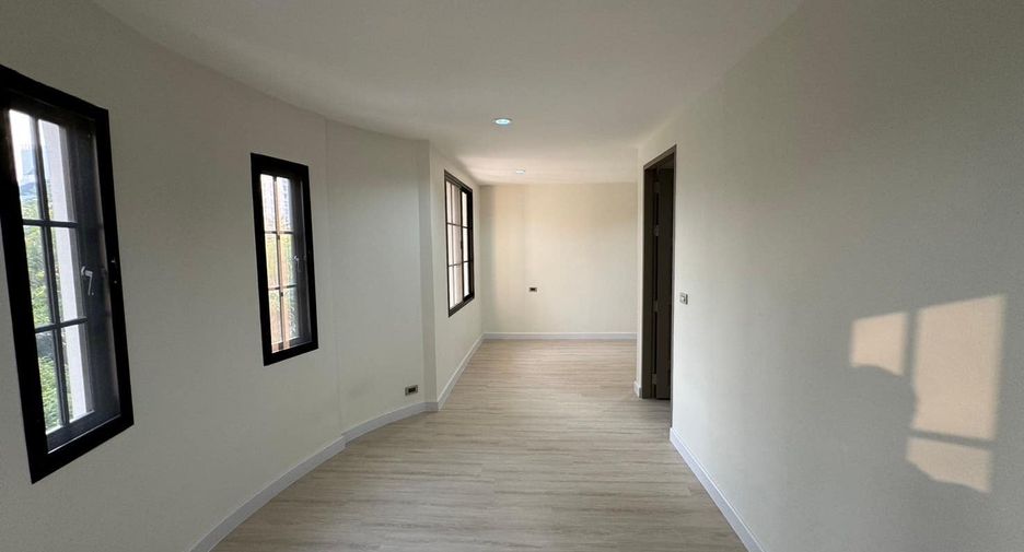 For sale 3 bedrooms townhouse in Watthana, Bangkok