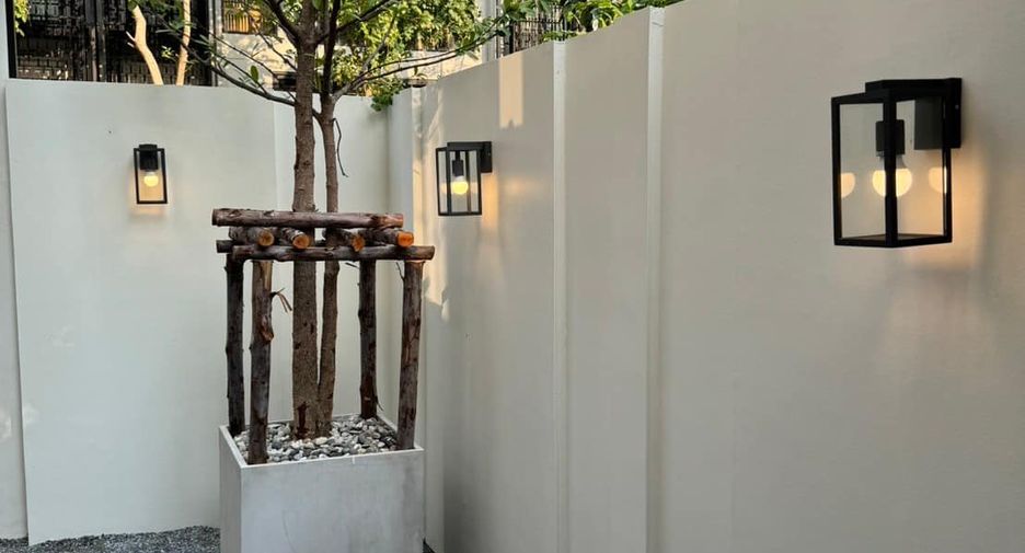 For sale 3 bedrooms townhouse in Watthana, Bangkok