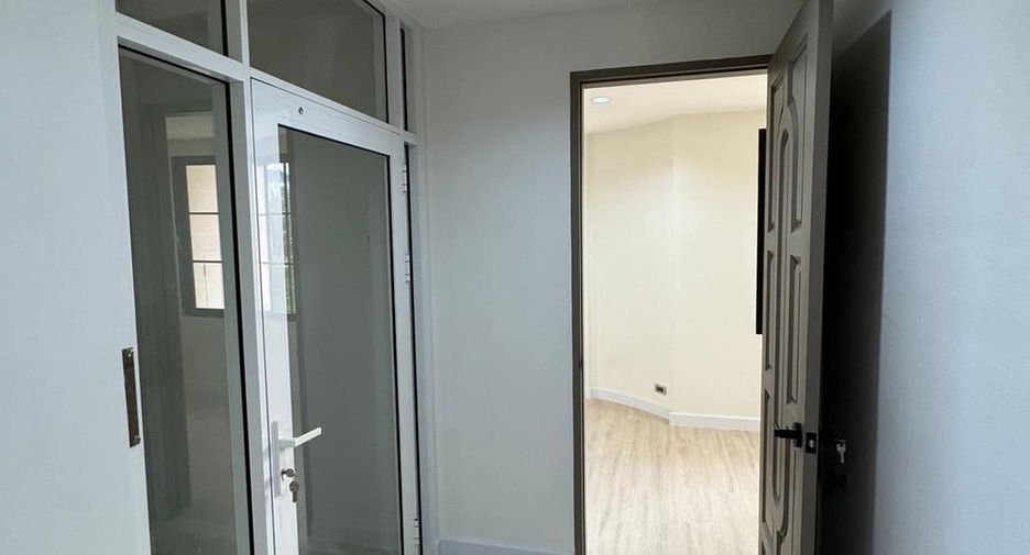 For sale 3 bedrooms townhouse in Watthana, Bangkok