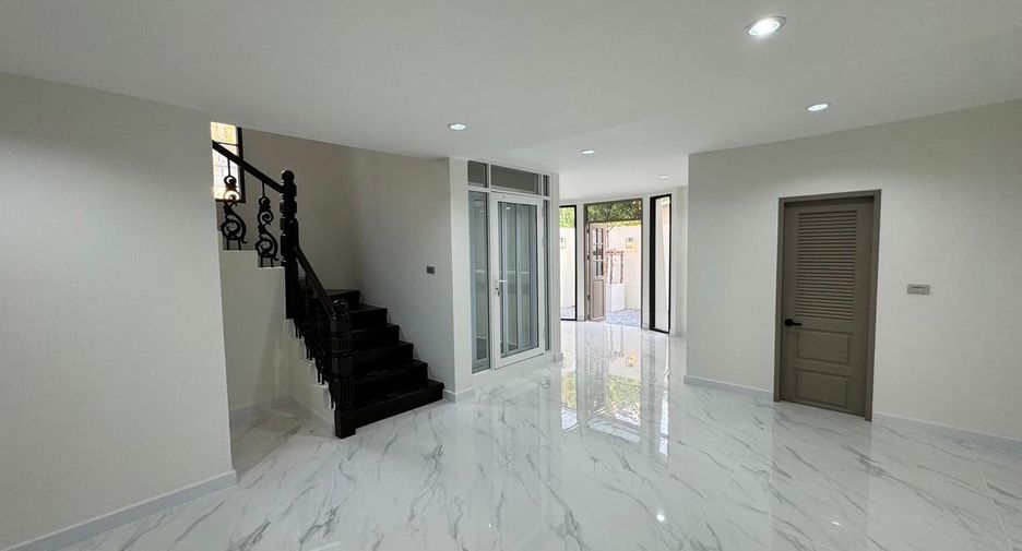 For sale 3 bedrooms townhouse in Watthana, Bangkok