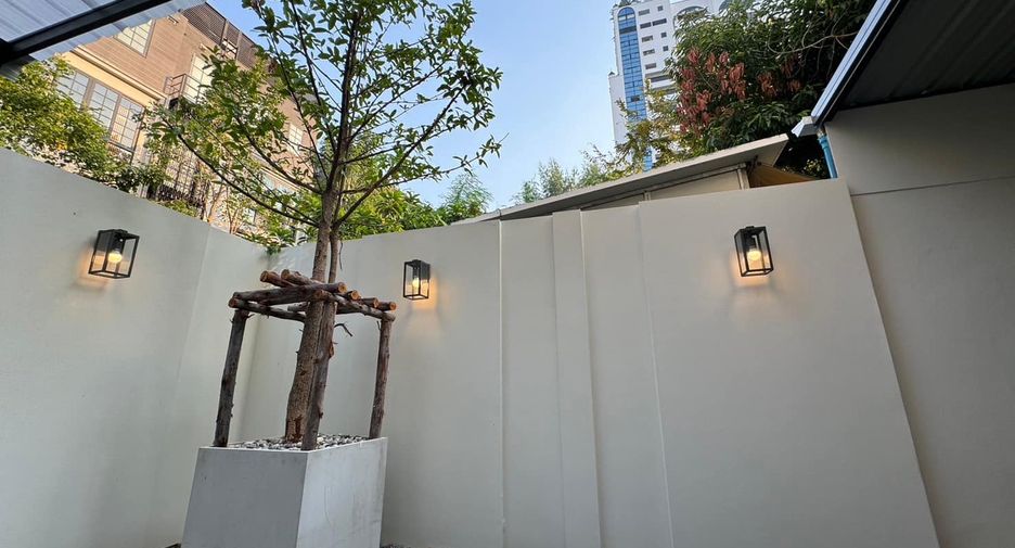 For sale 3 bedrooms townhouse in Watthana, Bangkok