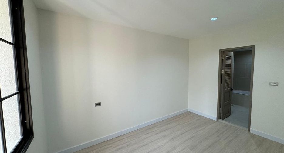 For sale 3 bedrooms townhouse in Watthana, Bangkok
