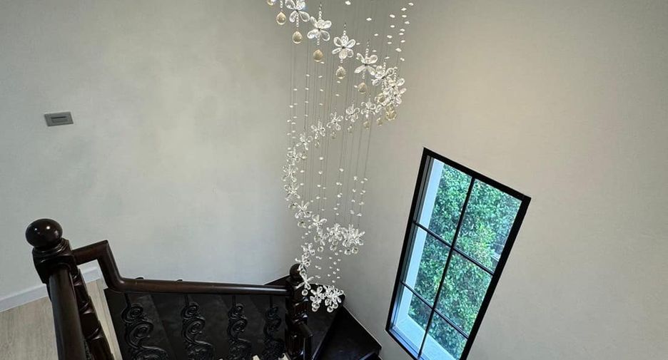 For sale 3 bedrooms townhouse in Watthana, Bangkok
