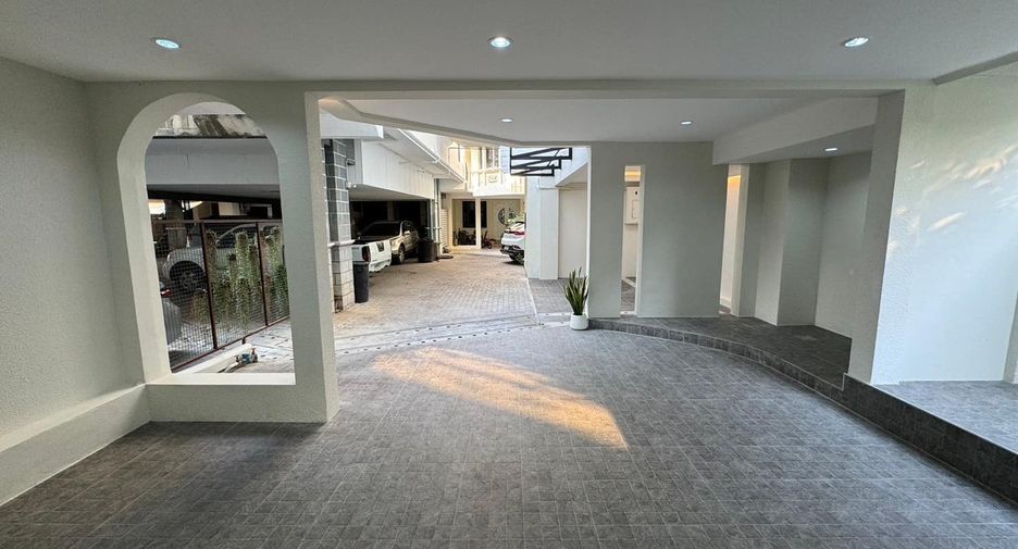 For sale 3 bedrooms townhouse in Watthana, Bangkok