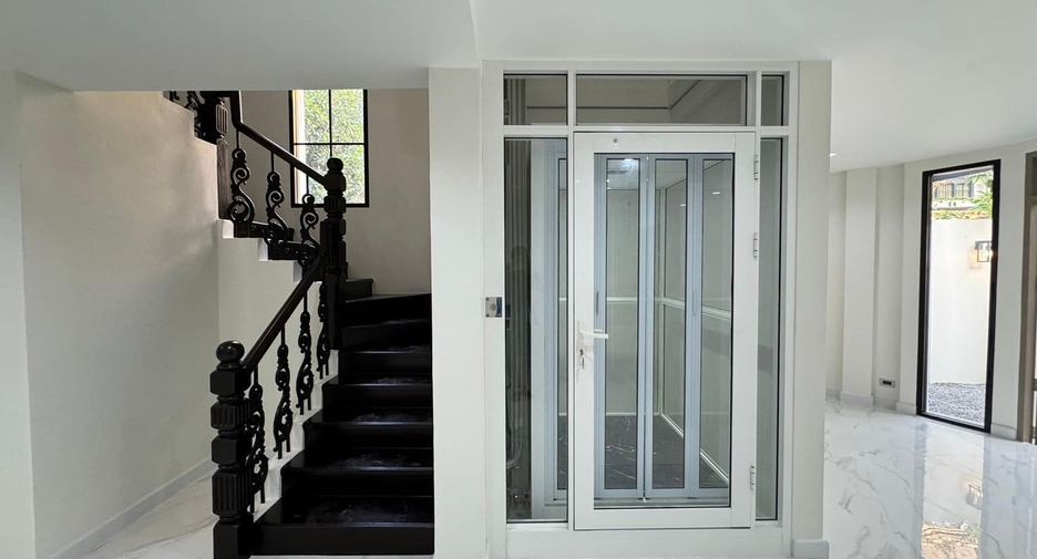 For sale 3 bedrooms townhouse in Watthana, Bangkok