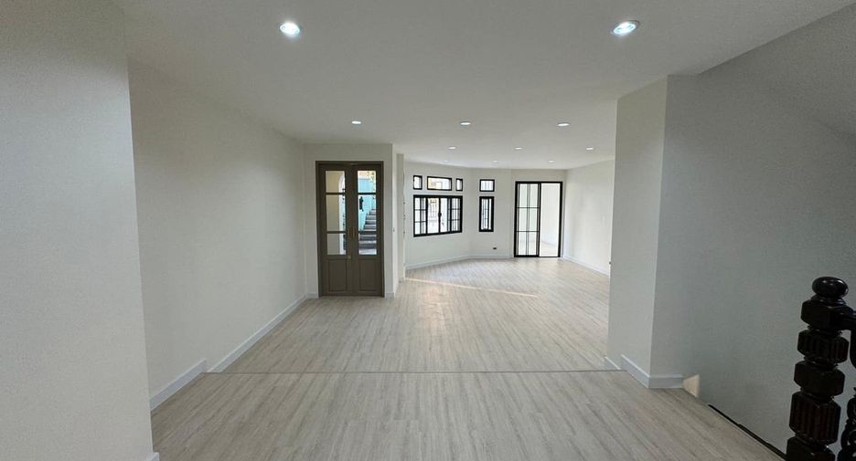 For sale 3 bedrooms townhouse in Watthana, Bangkok
