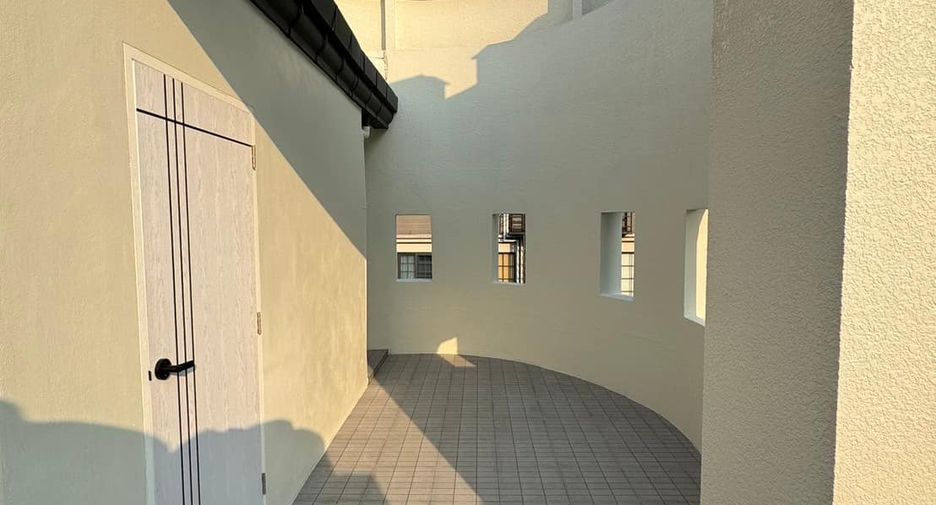 For sale 3 bedrooms townhouse in Watthana, Bangkok