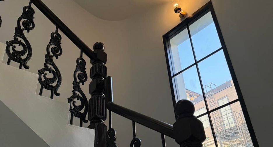 For sale 3 bedrooms townhouse in Watthana, Bangkok