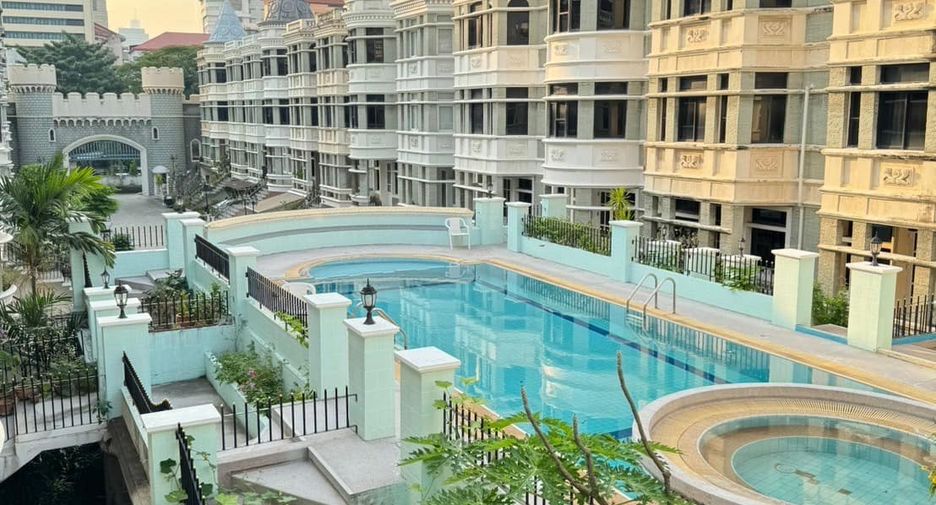 For sale 3 bedrooms townhouse in Watthana, Bangkok