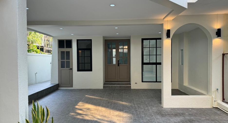 For sale 3 bedrooms townhouse in Watthana, Bangkok
