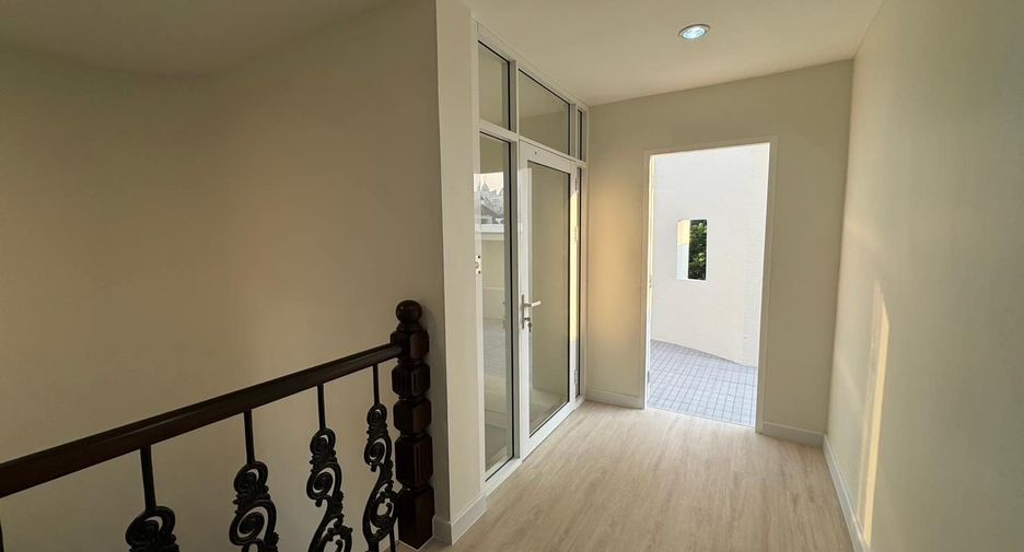 For sale 3 bedrooms townhouse in Watthana, Bangkok