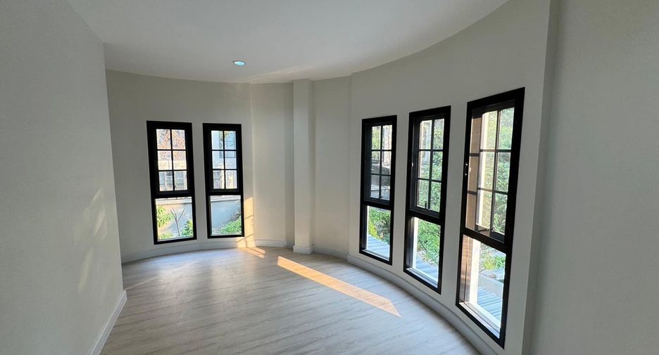 For sale 3 bedrooms townhouse in Watthana, Bangkok
