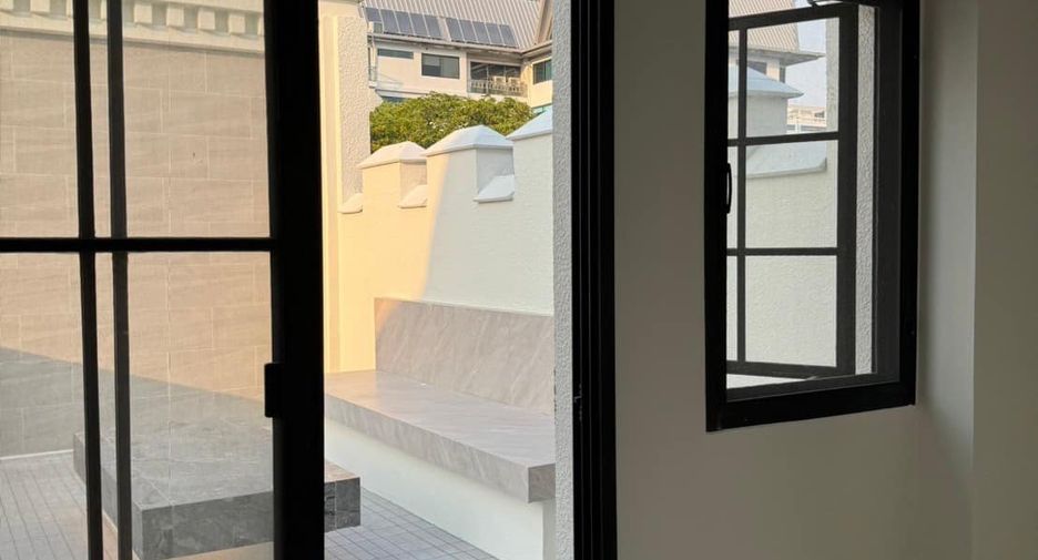 For sale 3 bedrooms townhouse in Watthana, Bangkok