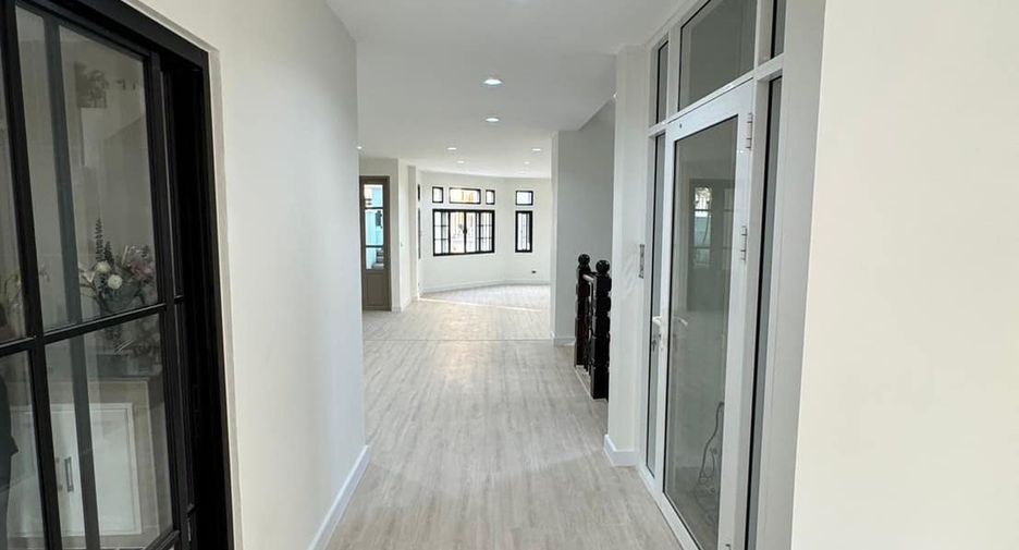 For sale 3 bedrooms townhouse in Watthana, Bangkok