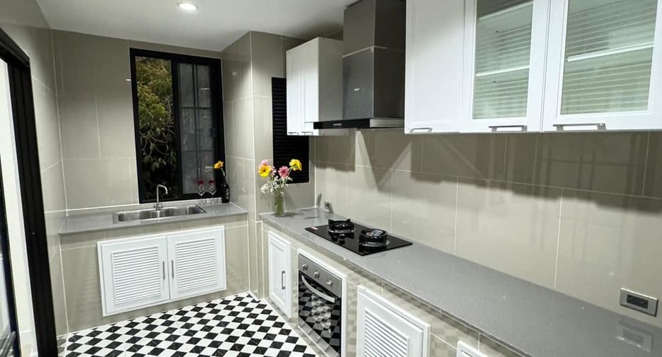For sale 3 bedrooms townhouse in Watthana, Bangkok