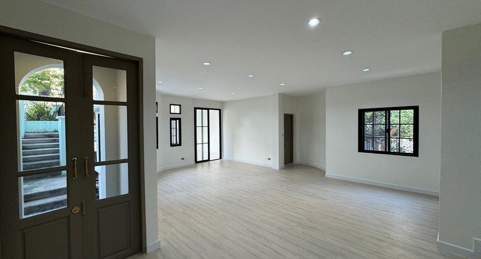 For sale 3 bedrooms townhouse in Watthana, Bangkok