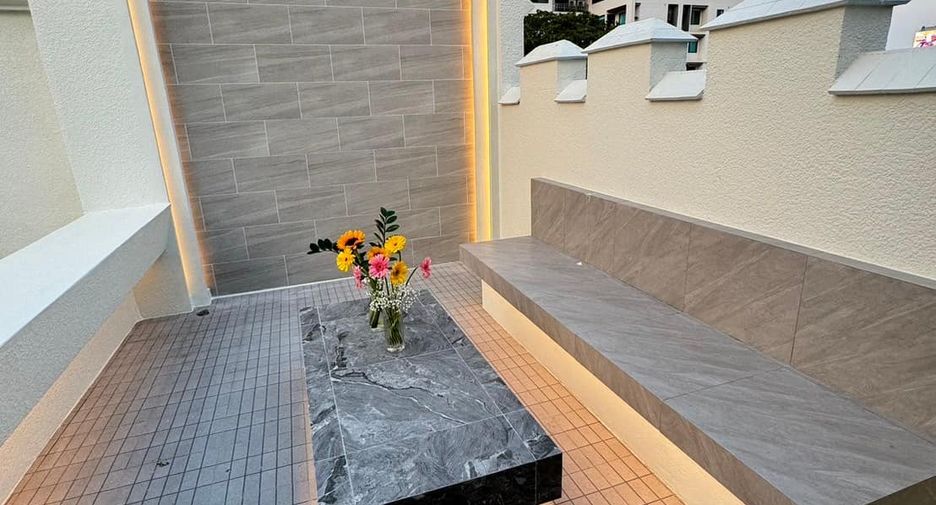 For sale 3 bedrooms townhouse in Watthana, Bangkok