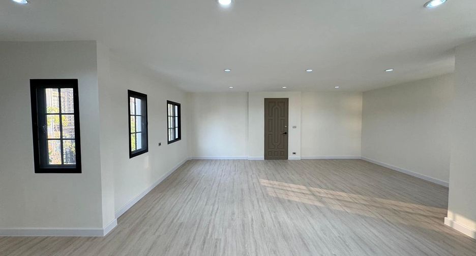 For sale 3 bedrooms townhouse in Watthana, Bangkok