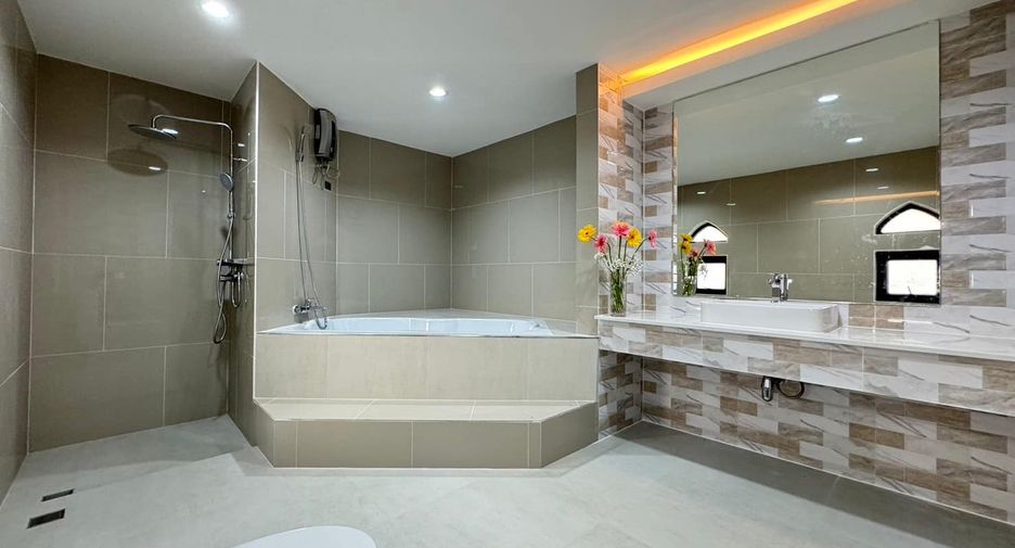 For sale 3 bedrooms townhouse in Watthana, Bangkok