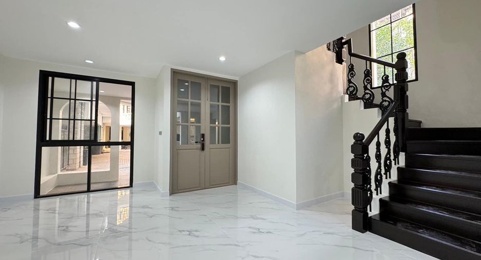 For sale 3 bedrooms townhouse in Watthana, Bangkok