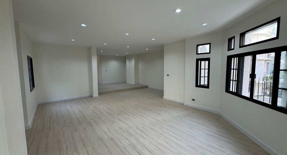 For sale 3 bedrooms townhouse in Watthana, Bangkok