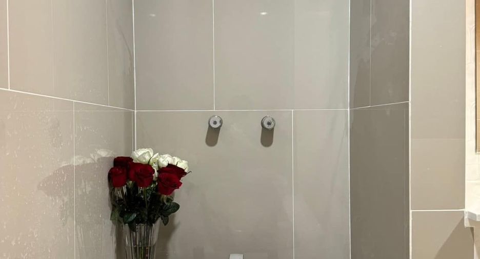 For sale 3 bedrooms townhouse in Watthana, Bangkok