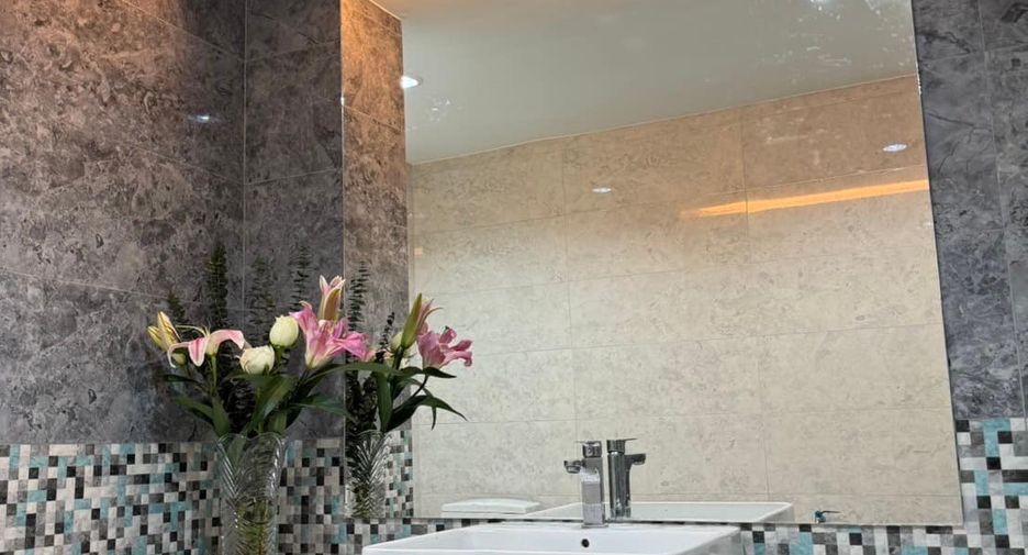 For sale 3 bedrooms townhouse in Watthana, Bangkok