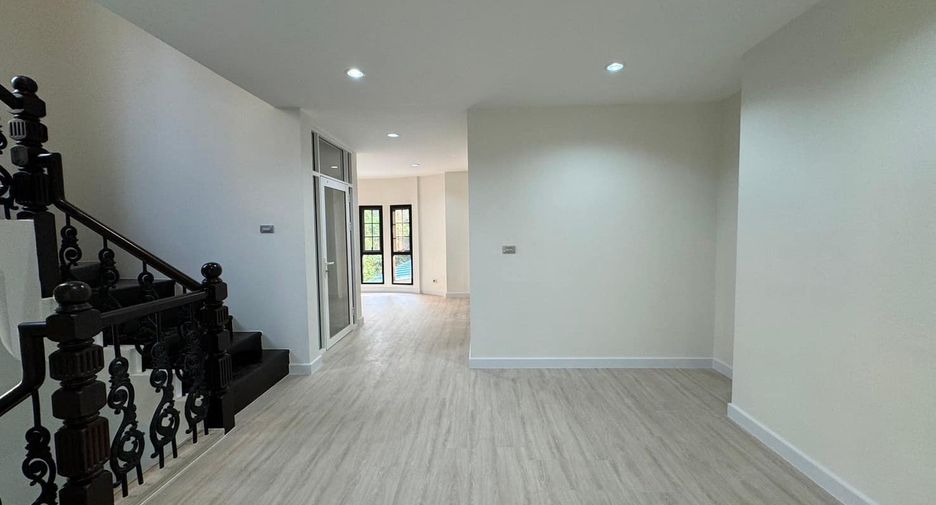 For sale 3 bedrooms townhouse in Watthana, Bangkok