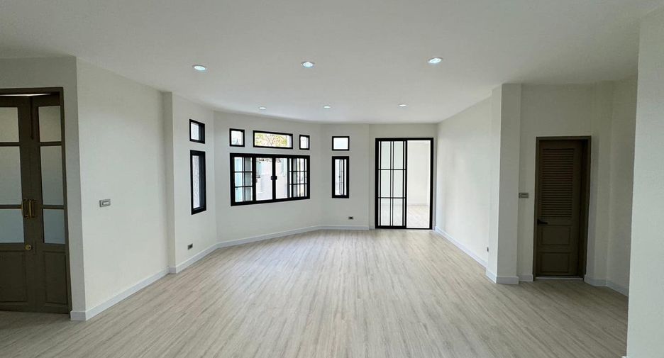 For sale 3 bedrooms townhouse in Watthana, Bangkok