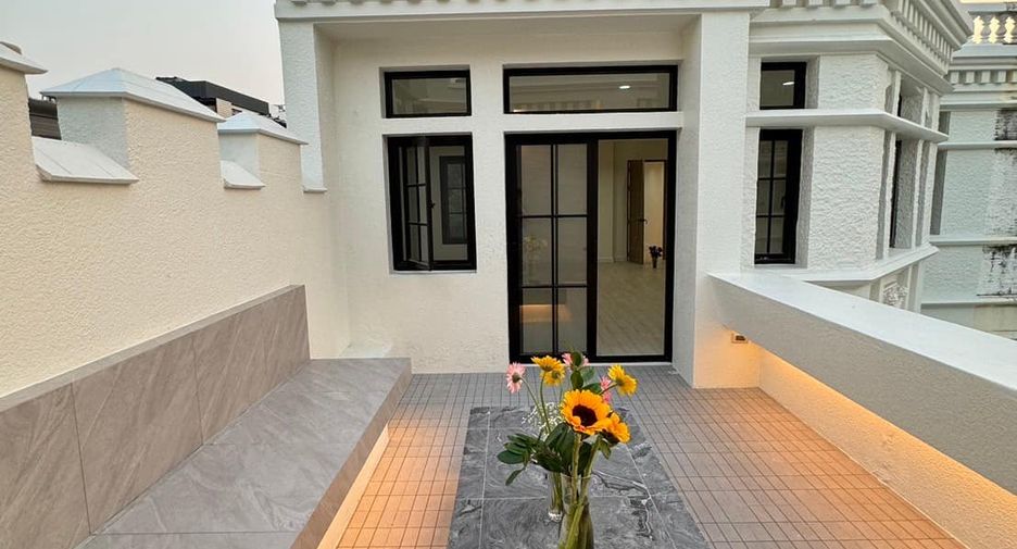 For sale 3 bedrooms townhouse in Watthana, Bangkok