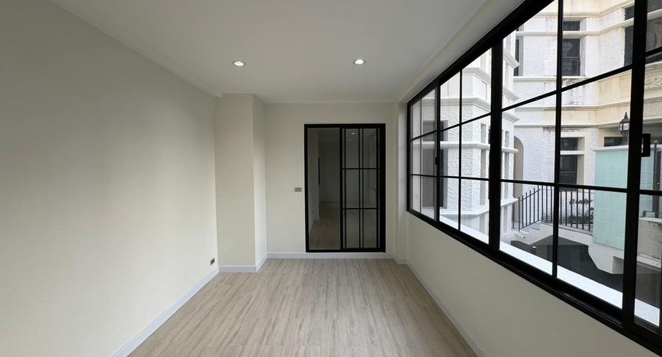 For sale 3 bedrooms townhouse in Watthana, Bangkok