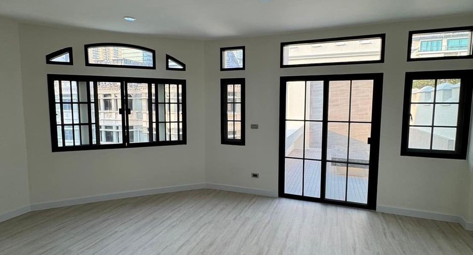 For sale 3 bedrooms townhouse in Watthana, Bangkok
