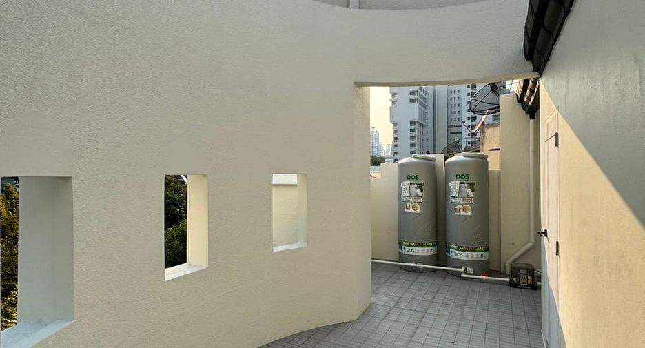 For sale 3 bedrooms townhouse in Watthana, Bangkok